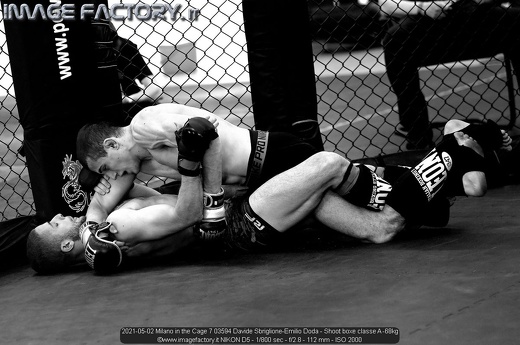 2021-05-02 Milano in the Cage 7 03594 Davide Sbriglione-Emilio Doda - Shoot boxe classe A -68kg
